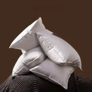 Pluma™ – Kit 4 Travesseiros de Pluma de Ganso Ultra Macios, Super Confortáveis e Antiácaro 70x50cm